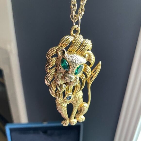 Jewelry - Vintage Gold Tone Lion Pendant Emerald eyes Necklace
